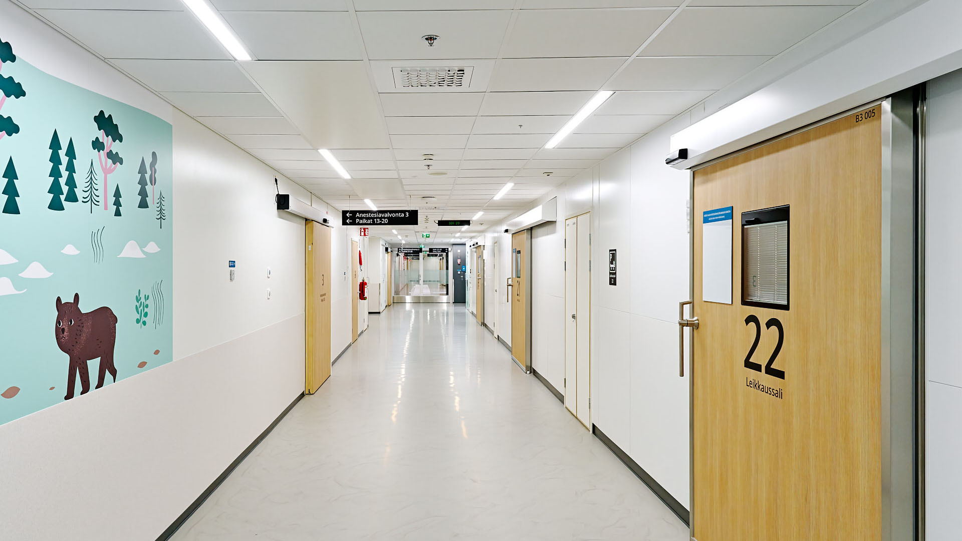 B-rakennuksessa toimii niin kutsutut kuumat toiminnot: ympäri vuorokauden vuoden jokaisena päivänä palvelevat leikkaus-, valvonta- ja teho-osastot, päivystyspalvelut ja synnytysosaston.