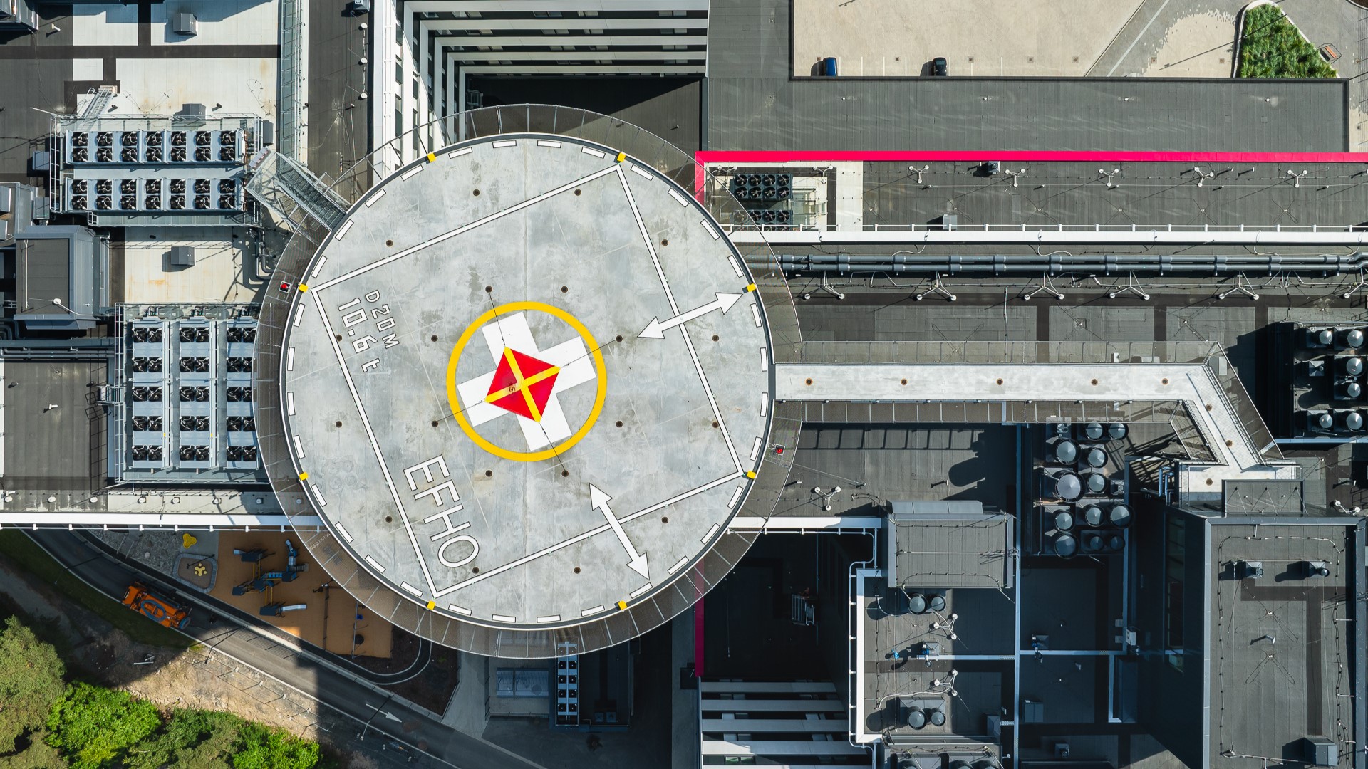  B-allianssi toteutti sairaalan katolle sijoittuvan helikopterikentän, josta on kulkuyhteys hissillä sairaalan ensihoidon tiloihin.