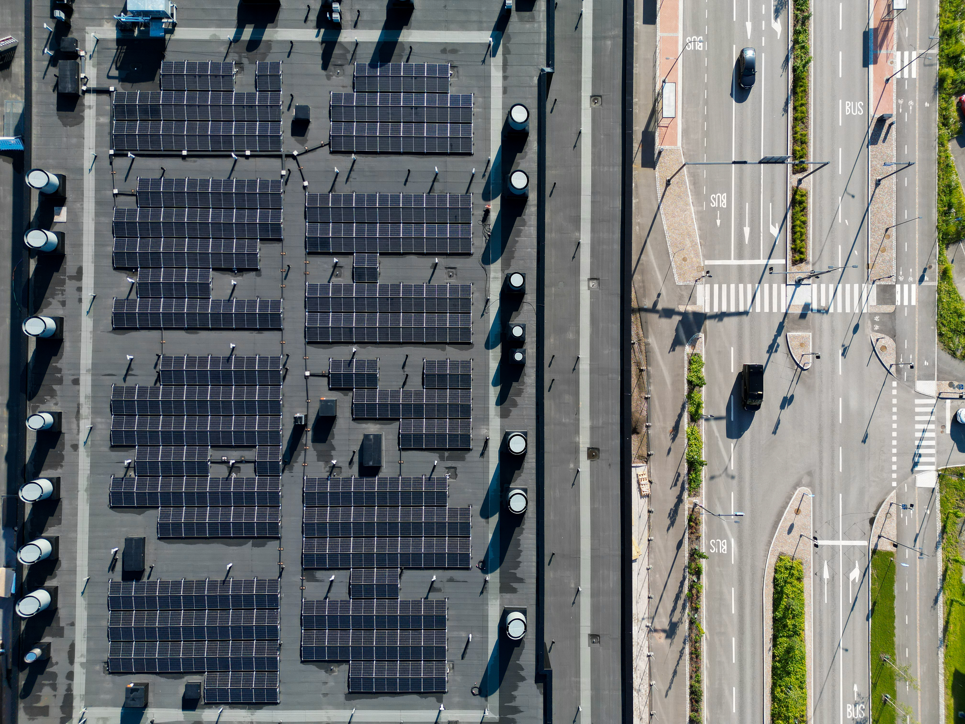 Sairaalan katolle on sijoitettu runsaasti aurinkopaneeleja. 