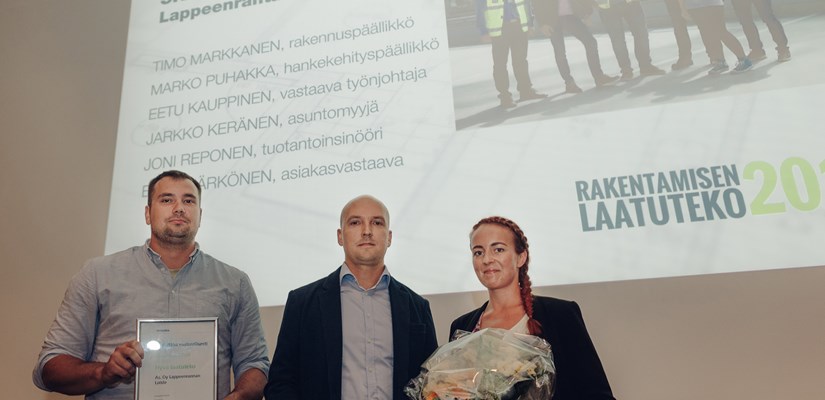 Vastaava työnjohtaja Eetu Kauppinen, rakennuspäällikkö Timo Markkanen ja asiaskasvastaava Elisa Härkönen vastaanottivat syyskuussa 2018 Skanskan sisäisen laatukilpailun Hyvä laatuteko -palkinnon.