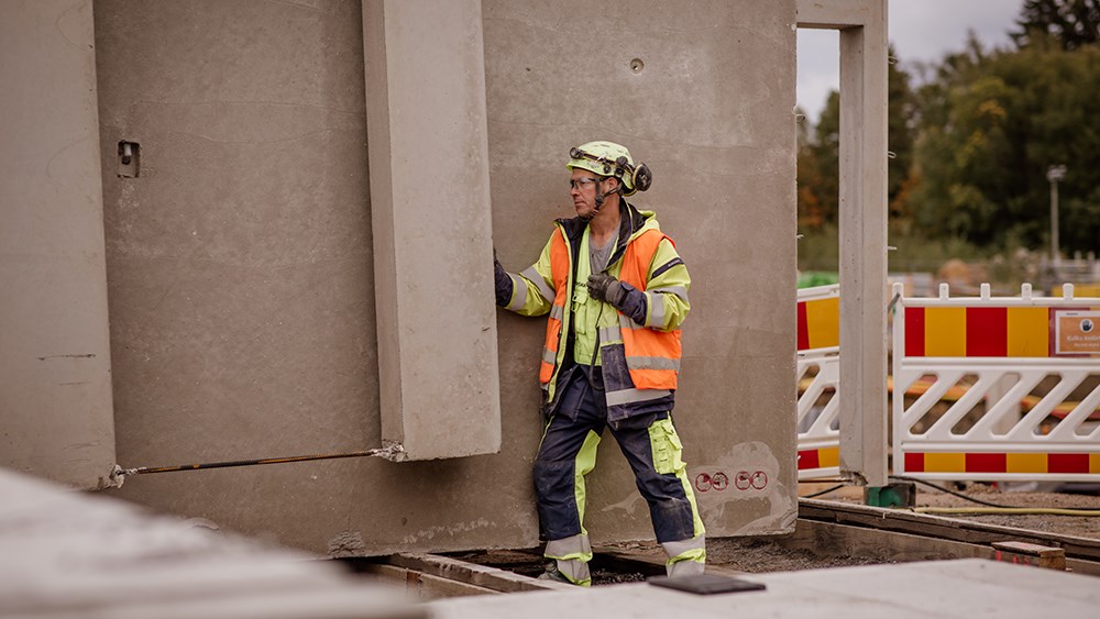 Alamies Antti Peijari purkaa kuormasta seinäelementtejä Tampereen Härmälänrannan työmaalla. 