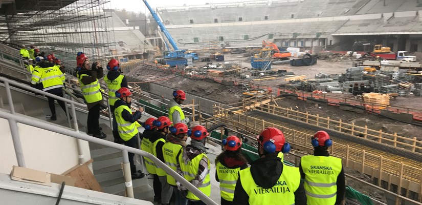 Opiskelijat tutustuivat Olympiastadionin työmaahan uusissa varusteissaan.