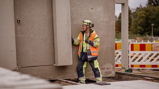 Alamies Antti Peijari purkaa kuormasta seinäelementtejä.
