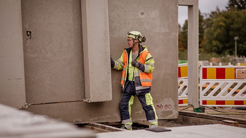 Alamies Antti Peijari purkaa kuormasta seinäelementtejä.