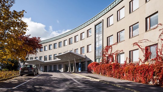 Helsingin Meilahdessa sijaitseva Puistosairaalan rakennus on kaarevan muotoinen.