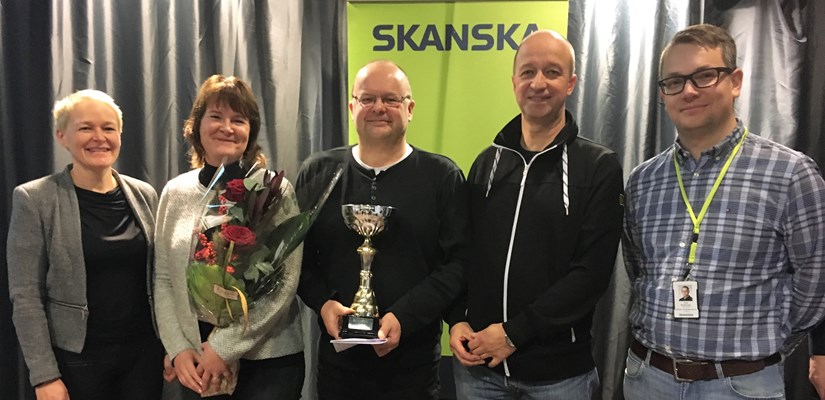 Palkintojenjakotilaisuudessa hymyilivät yksikönjohtaja Noora Sokero Skanska Talonrakennuksesta, toimitusjohtaja Riina Korhonen, aluejohtaja Jyrki Tiainen ja elementtiasennuksen työpäällikkö Jorma Korhonen Nostokonepalvelu JK:sta sekä Palkintojenjakotilaisuudessa hymyilivät yksikönjohtaja Noora Sokero Skanska Talonrakennuksesta, toimitusjohtaja Riina Korhonen, aluejohtaja Jyrki Tiainen ja elementtiasennuksen työpäällikkö Jorma Korhonen Nostokonepalvelu JK:sta sekä