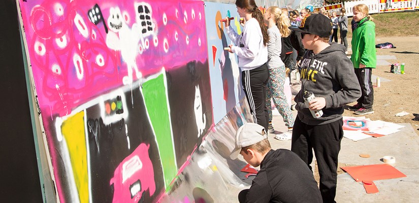 Härmälänrannan taidetapahtumassa ei pelätty käyttää värejä. Härmälänrannan taidetapahtumassa ei pelätty käyttää värejä.