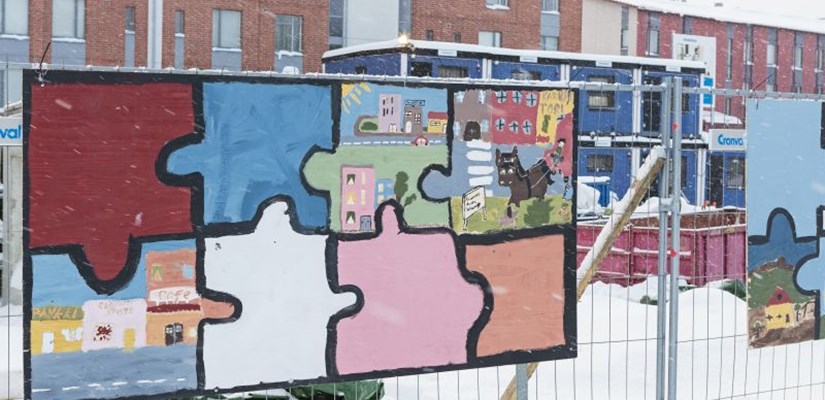 Ruusutorpan koulun neljäsluokkalaiset ideoivat Skanskan työmaa-aidan ilmeen Espoon Leppävaarassa. Ruusutorpan koulun neljäsluokkalaiset ideoivat Skanskan työmaa-aidan ilmeen Espoon Leppävaarassa.