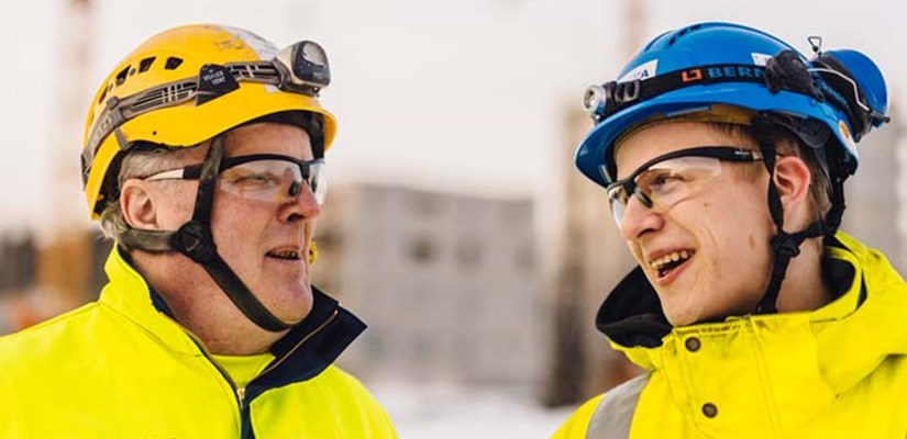 2+1-oppisopimusmalli on osoittautunut rakennusalan opiskelijoille erinomaiseksi väyläksi paitsi opintojen suorittamiseen myös niiden jälkeiseen työllistymiseen. 2+1-oppisopimusmalli on osoittautunut rakennusalan opiskelijoille erinomaiseksi väyläksi paitsi opintojen suorittamiseen myös niiden jälkeiseen työllistymiseen.