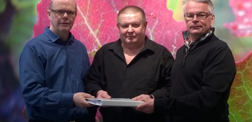 Sopimuksen allekirjoittivat Kemijärven kaupungin kunnallistekniikan päällikkö Markku Koivisto, Ely-keskuksen Pohjoisen hankinta-alueen yksikönpäällikkö Markku Tervo ja Skanska Asfaltin tuotantopäällikkö Vesa Räme. Sopimuksen allekirjoittivat Kemijärven kaupungin kunnallistekniikan päällikkö Markku Koivisto, Ely-keskuksen Pohjoisen hankinta-alueen yksikönpäällikkö Markku Tervo ja Skanska Asfaltin tuotantopäällikkö Vesa Räme.