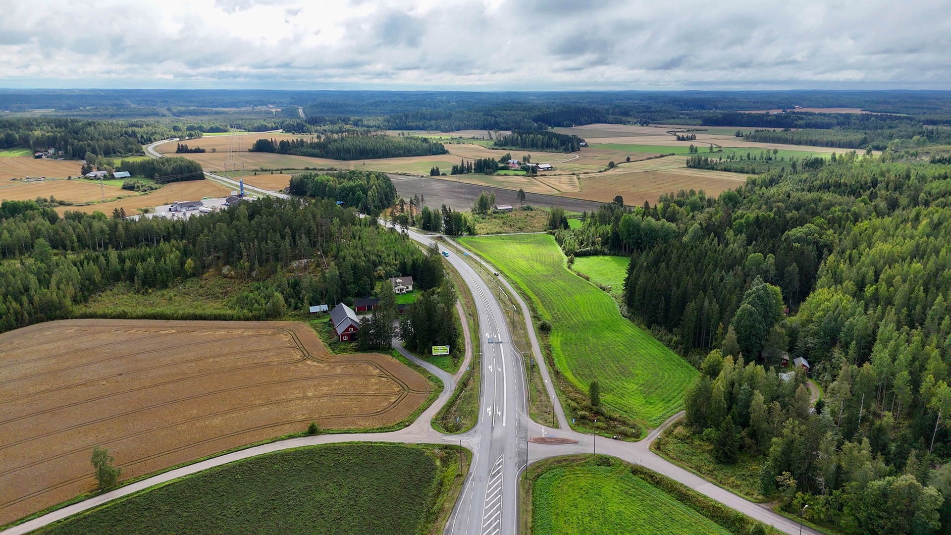 Hankkeessa Valtatie 12:n tieosuus Jokuen ja Tillolan välillä parannetaan keskikaiteelliseksi ohituskaistatieksi noin 12 kilometrin matkalta. Kuva: Väylävirasto.
