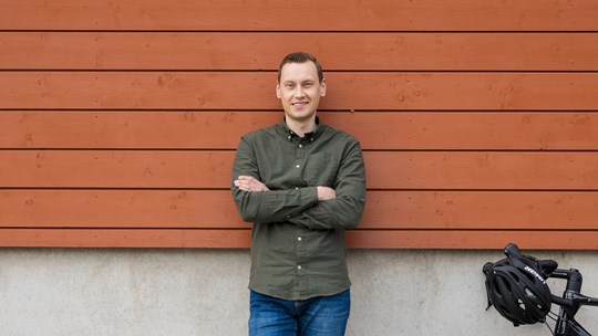 Rickhard seisoo talon edessä pyöränsä kanssa.