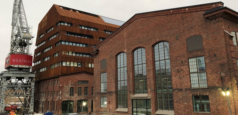 Kemikaaliviraston hankkeessa vanhan Konepajahallin suojeltu julkisivu on korjattu entiseen loistoonsa. Kuva: Tuomo Jaakkola. Kemikaaliviraston hankkeessa vanhan Konepajahallin suojeltu julkisivu on korjattu entiseen loistoonsa. Kuva: Tuomo Jaakkola.