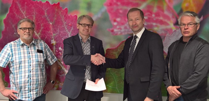 Kuvassa sopimuksen allekirjoitustilaisuudessa ELY-keskuksen projektipäällikkö Matti Ryhänen, ELY-keskuksen liikenteestä ja infrastruktuurista vastaava johtaja Jaakko Ylinampa, Skanska Asfaltti Oy:n toimitusjohtaja Jyrki Karinen ja tuotantopäällikkö Vesa Räme. Kuvassa sopimuksen allekirjoitustilaisuudessa ELY-keskuksen projektipäällikkö Matti Ryhänen, ELY-keskuksen liikenteestä ja infrastruktuurista vastaava johtaja Jaakko Ylinampa, Skanska Asfaltti Oy:n toimitusjohtaja Jyrki Karinen ja tuotantopäällikkö Vesa Räme.