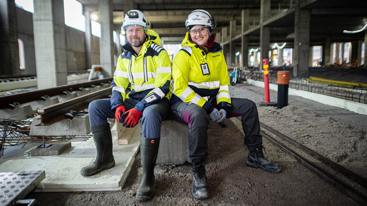 Lotta ja Teemu keskustelevat työmaalla