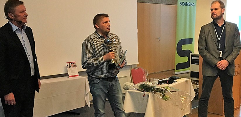 Kuvassa vasemmalta yksikönjohtaja Jorma Mustakangas, keskellä Lumon Suomi Oy:n Tuotepäällikkö Niko Helin ja oikealla hankintainsinööri Kimmo Hänninen. Kuvassa vasemmalta yksikönjohtaja Jorma Mustakangas, keskellä Lumon Suomi Oy:n Tuotepäällikkö Niko Helin ja oikealla hankintainsinööri Kimmo Hänninen.
