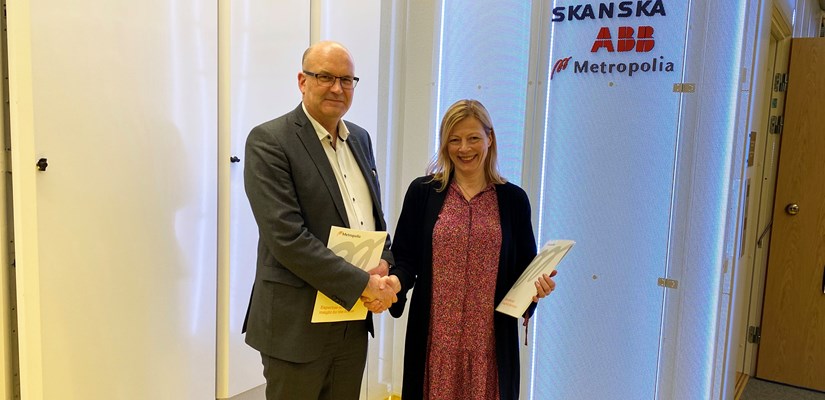 Metropolian varatoimitusjohtaja Simo Mustila ja Skanskan henkilöstöjohtaja Nina Jankola-Väntär allekirjoitustilaisuudessa Metropolian varatoimitusjohtaja Simo Mustila ja Skanskan henkilöstöjohtaja Nina Jankola-Väntär allekirjoitustilaisuudessa