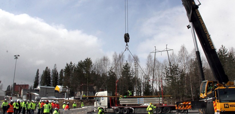 Työturvallisuuden harjoitusalueella Kuopion Korvaharjussa pidetty työnäytös keräsi kiinnostuneita katsojia. Työturvallisuuden harjoitusalueella Kuopion Korvaharjussa pidetty työnäytös keräsi kiinnostuneita katsojia.