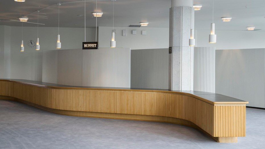 Perusparannuksessa kunnostettiin lukuisia käsityötä vaativia kalusteita ja materiaaleja. Perusparannuksessa kunnostettiin lukuisia käsityötä vaativia kalusteita ja materiaaleja.