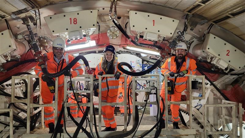 Skanskalaisia TBM-tunneliporakoneseen tutustumassa työmaalla.