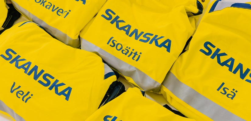 Skanskan työtakkeihin on painettu erilaisia rooleja, joita henkilöillä voi olla työn ulkopuolella muistuttamaan siitä, että jokaisella meillä on myös elämää työajan ulkopuolella. Skanskan työtakkeihin on painettu erilaisia rooleja, joita henkilöillä voi olla työn ulkopuolella muistuttamaan siitä, että jokaisella meillä on myös elämää työajan ulkopuolella.