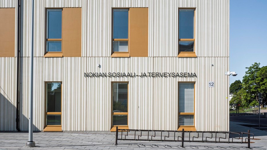 Uusi sosiaali- ja terveysasema vahvistaa merkittävästi terveyspalvelujen saatavuutta alueella.  Lähikuva Nokian sosiaali- ja terveysasemasta