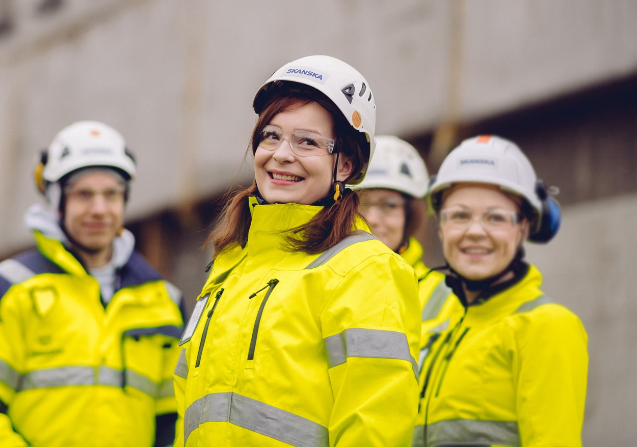 Skanskalainen Roosa työmaalla