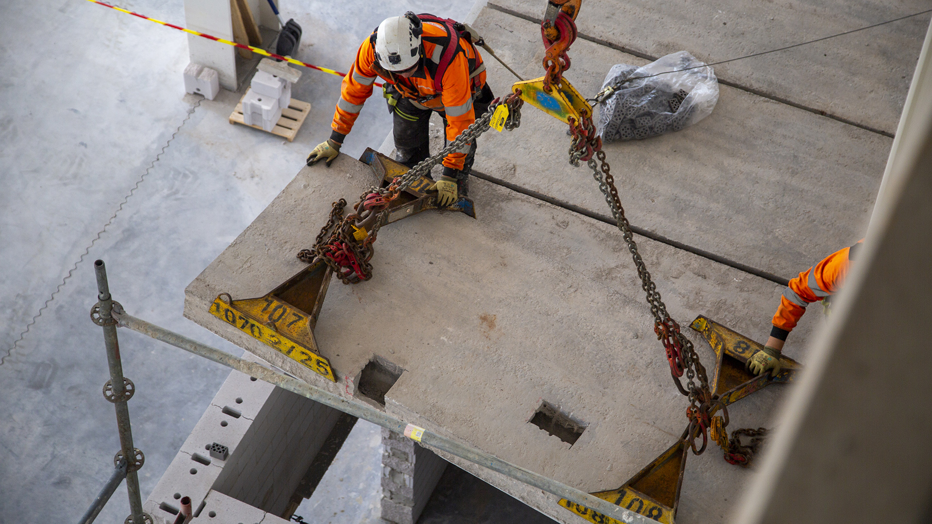 Uudelleenkäytettyjä ontelolaattaelementtejä hyödynnettiin Metson Lokomotion-teknologiakeskushankkeessa. Kuva: Mikko Laaksonen, Creamframe.
